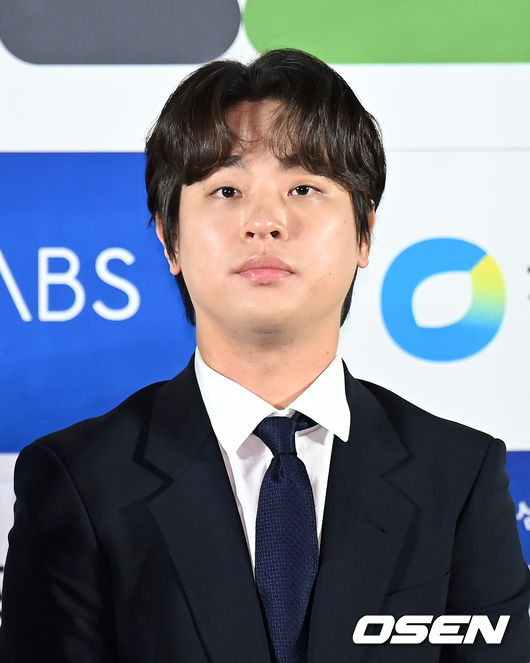12일 오후 서울 영등포구 CGV여의도에서 제42회 청룡영화상 핸드프린팅 행사가 열렸다.배우 박정민이 취재진의 질문을 듣고 있다. 2021.11.12 /sunday@osen.co.kr