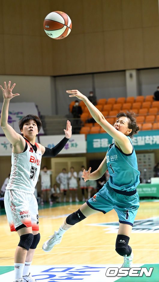 12일 오후 인천 하나글로벌캠퍼스 청라체육관에서 '삼성생명 2021-22 여자프로농구' 하나원큐와 BNK썸의 경기가 열렸다.1차 연장, 하나원큐 신지현이 슛을 시도하고 있다. 2021.11.12 / dreamer@osen.co.kr