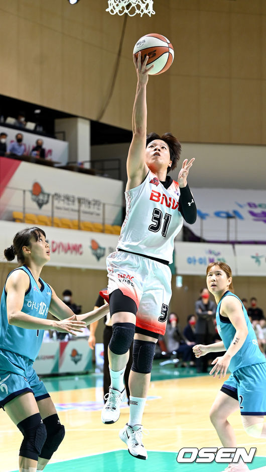 1쿼터, BNK썸 진안이 슛을 시도하고 있다. 2021.11.12 / dreamer@osen.co.kr