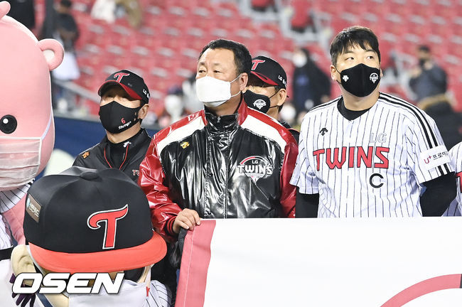 준플레이오프 3차전 종료 후 LG 류지현 감독과 차명석 단장, 주장 김현수가 팬들에게 인사를 하고 있다. /OSEN DB