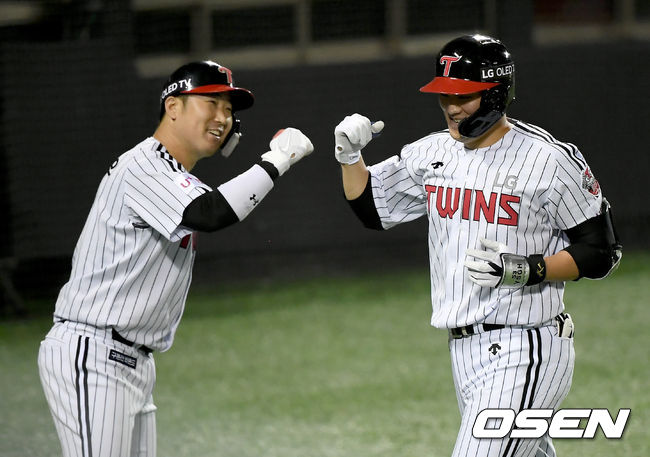 LG 시절 다정했던 이성우(왼쪽)와 양석환. 2020년 9월 18일 잠실 롯데전에서 양석환이 솔로 홈런을 날린 뒤 이성우와 하이파이브를 하고 있다. /OSEN DB