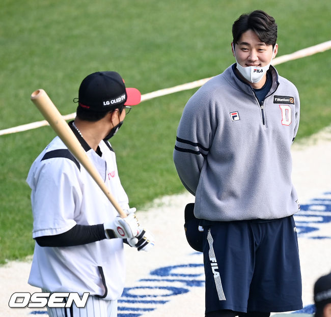 준플레이오프 1차전에 앞두고, 경기 전 두산 양석환이 LG 채은성과 인사를 나누고 있다. /OSEN DB