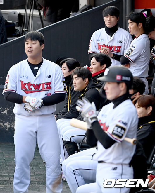 11일 오후 수원KT위즈파크에서 KT 위즈와 한화 이글스의 연습경기가 진행됐다. 이날 경기는 KT 위즈가 한화 이글스를 상대로 2-0 승리했다.9회말 KT 선수들이 더그아웃에서 경기를 지켜보고 있다. 2021.11.11 /ksl0919@osen.co.kr