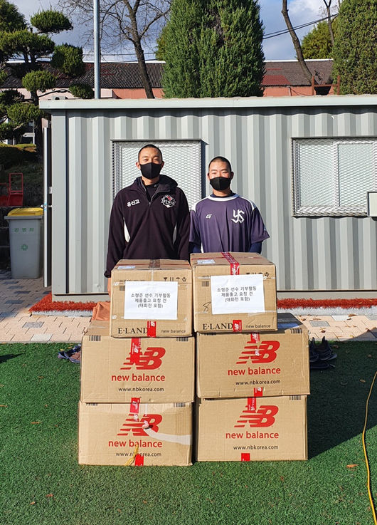 소형준의 운동화 선물과 함께 기념사진을 촬영한 유신고등학교 후배 선수단. /KT 위즈 제공