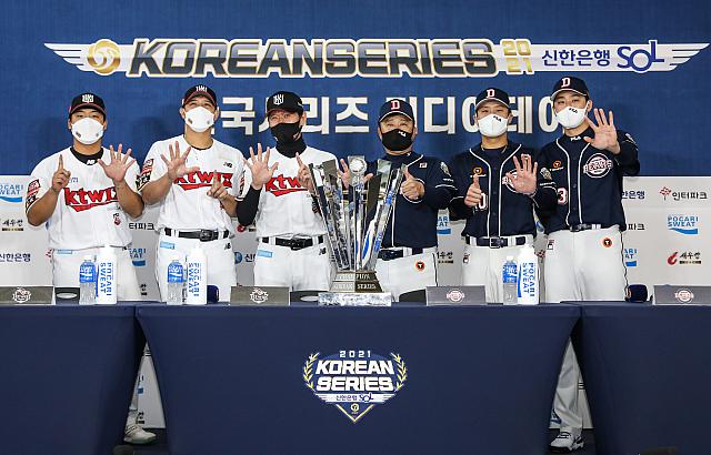 한국시리즈 미디어데이에 참석한 KT 위즈 이강철 감독, 두산 베어스 김태형 감독 및 선수들. /KBO 제공