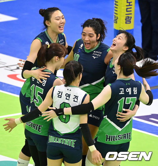 현대건설 선수들이 득점에 기뻐하고 있다. /OSEN DB