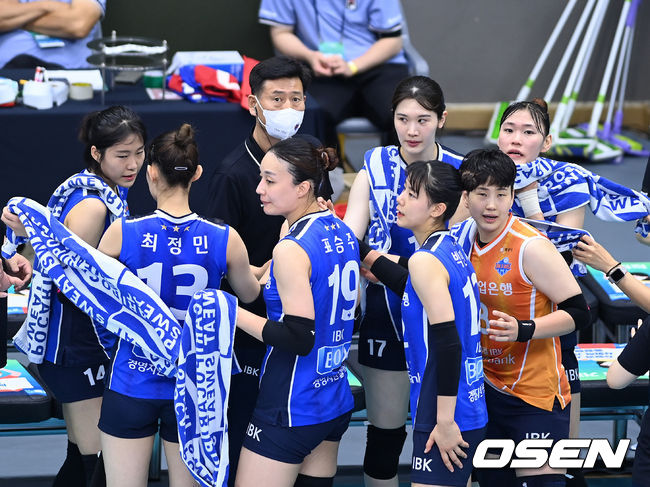 IBK기업은행이 작전 타임을 갖고 있다. /OSEN DB