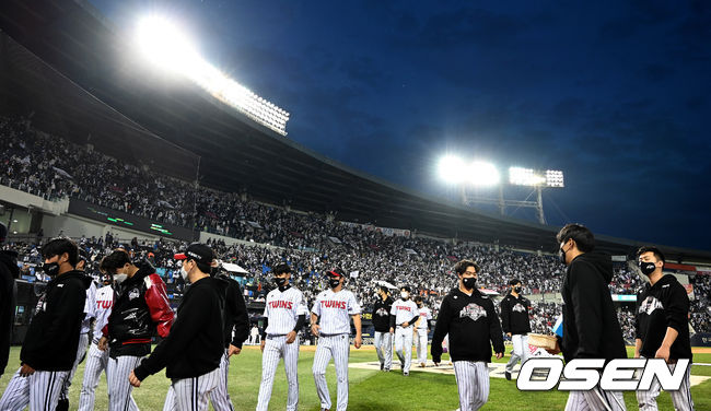 준플레이오프 3차전, 경기를 마치고 LG 선수들이 팬들에게 인사한 뒤 그라운드를 나서고 있다. /OSEN DB