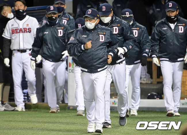 사상 최초로 7년 연속 한국시리즈 진출을 이뤄낸 두산 베어스 김태형 감독이 플레이오프 2차전에서 승리한 후 그라운드로 나서고 있다. /OSEN DB