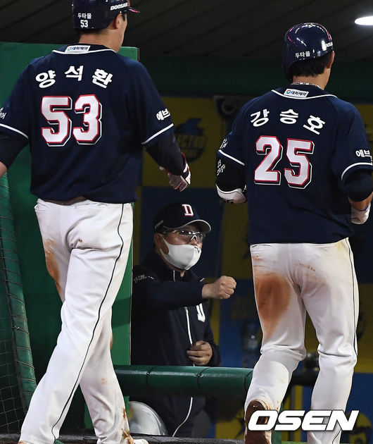 5월 17일 SSG전, 두산 강승호가 좌월 투런 홈런을 때리고 김태형 감독과 인사를 나누고 있다. /OSEN DB