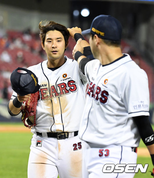 두산 강승호가 내야 뜬공을 처리한 후 양석환의 격려를 받고 있다. /OSEN DB