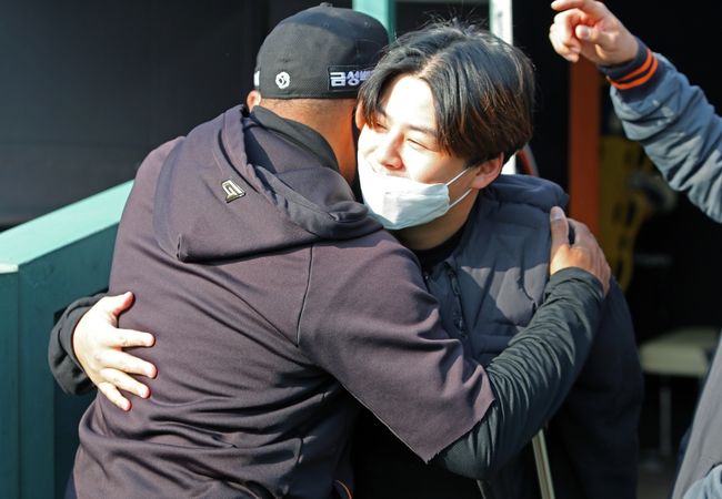 한화 노시환이 워싱턴 코치와 포옹을 나누고 있다. /한화 이글스 제공