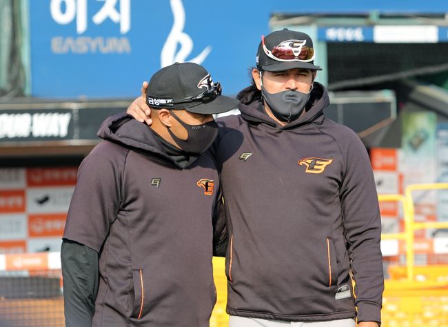 한화 수베로 감독이 선수단 미팅에서 워싱턴 코치를 앞에 세우고 있다. /한화 이글스 제공