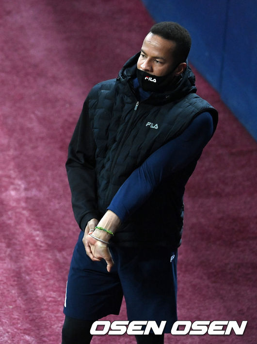 두산 미란다가 몸을 풀고 있다. 2021.11.13 /jpnews@osen.co.kr