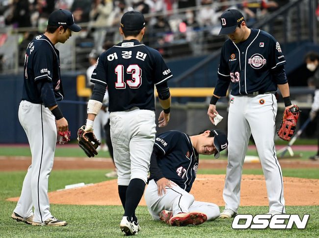 14일 오후 서울 고척스카이돔에서 KT 위즈와 두산 베어스의 2021시즌 KBO리그 한국시리즈 1차전이 열렸다.3회말 2사 두산 곽빈이 KT 황재균의 투수 강습 타구에 허벅지를 맞은 뒤 고통스러워 하고 있다. 2021.11.14 /ksl0919@osen.co.kr