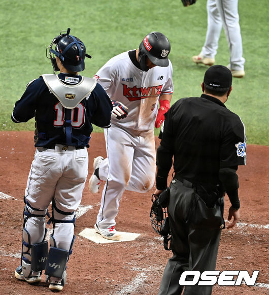 4회말 1사 2,3루에서 KT 강백호가 장성우의 희생플라이로 선제 득점에 성공하고 있다. /jpnews@osen.co.kr