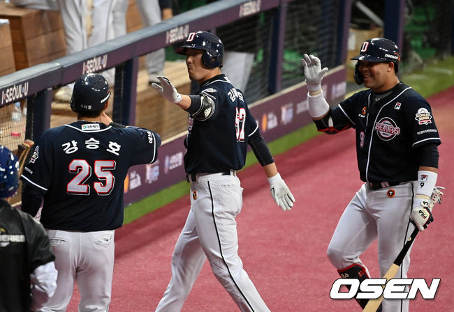 5회초 1사 3루에서 두산 강승호가 김재호의 중견수 희생플라이에 동점에 성공하며 하이파이브를 하고 있다. /jpnews@osen.co.kr