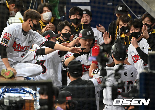 14일 오후 서울 고척스카이돔에서 KT 위즈와 두산 베어스의 2021시즌 KBO리그 한국시리즈 1차전이 열렸다.4회말 1사 2,3루에서 KT 강백호가 장성우의 희생플라이로 선제 득점에 성공하며 하이파이브를 하고 있다. /jpnews@osen.co.kr