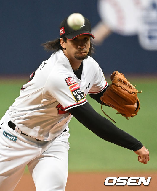 1회초 무사에서 KT 선발투수 쿠에바스가 역투하고 있다. /sunday@osen.co.kr