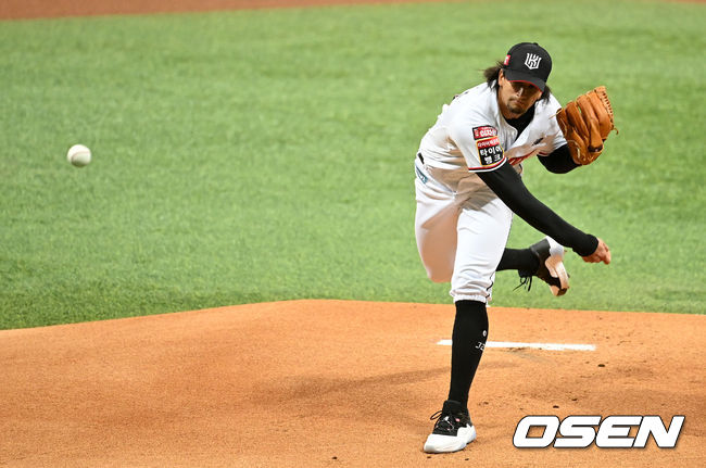 1회초 KT 쿠에바스가 역투하고 있다. /jpnews@osen.co.kr