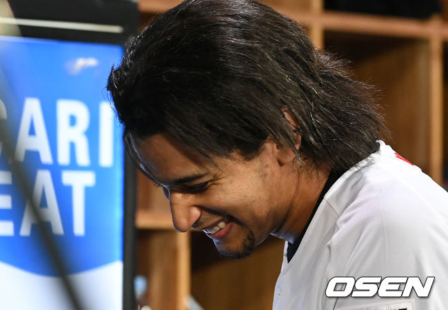 6회초 수비를 마친 KT 쿠에바스가 미소 지으며 더그아웃을 나가고 있다. 2021.11.14