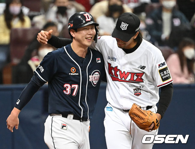 6회초 무사에서 두산 박건우에게 몸에 맞는 볼을 허용한 KT 쿠에바스가 사과하고 있다. /sunday@osen.co.kr