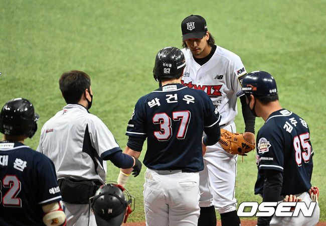 6회초 무사에서 KT 쿠에바스가 두산 박건우에 몸에 맞는 볼을 허용한뒤 서로를 격려하고 있다. /jpnews@osen.co.kr