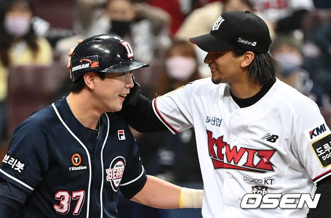 6회초 무사에서 두산 박건우에게 몸에 맞는 볼을 허용한 KT 쿠에바스가 사과하고 있다.