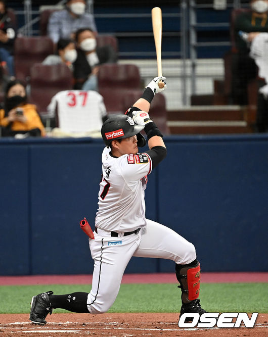 2회말 2사에서 KT 배정대가 내야안타를 치고 있다. /sunday@osen.co.kr