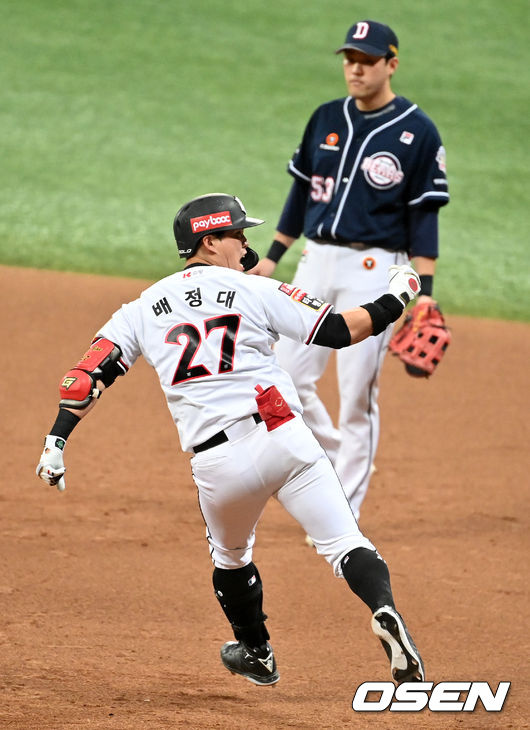 7회말 무사에서 KT 배정대가 좌월 솔로포를 날리고 포효하고 있다. /jpnews@osen.co.kr