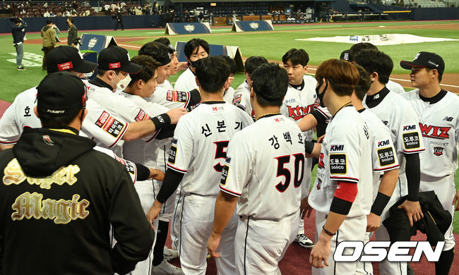 경기 시작에 앞서 KT 선수들이 파이팅을 외치고 있다. /sunday@osen.co.kr