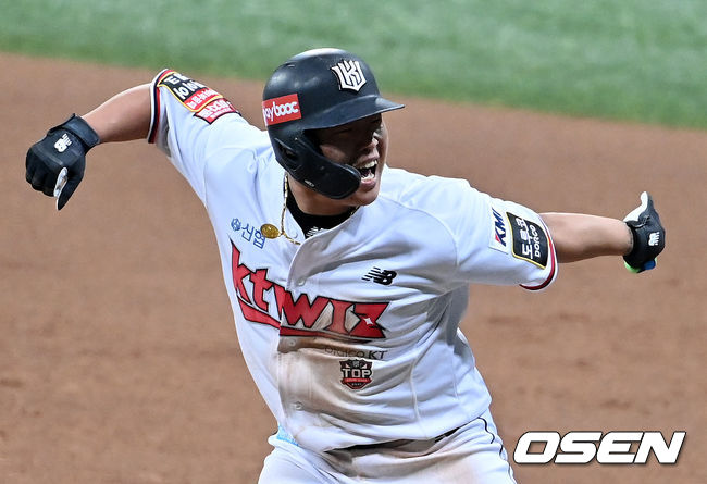 7회말 2사 2루에서 KT 강백호가 1타점 적시타를 날리고 기뻐하고 있다.