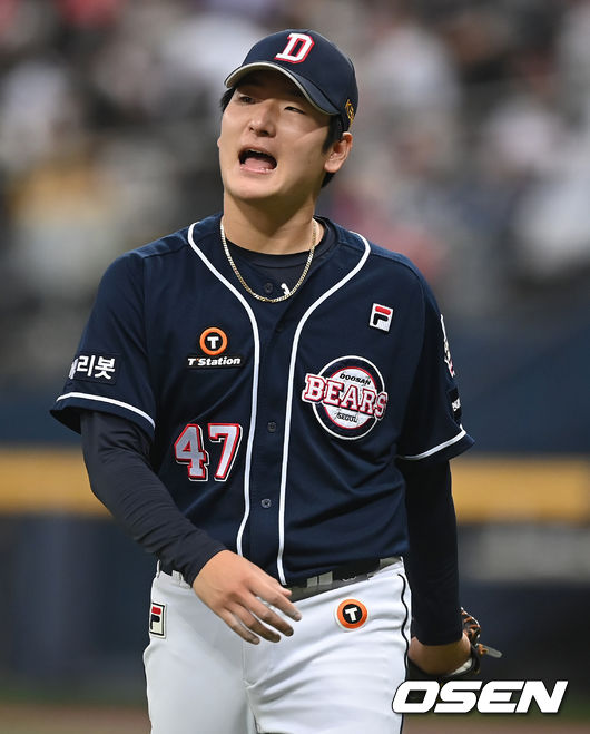 14일 오후 서울 고척스카이돔에서 KT 위즈와 두산 베어스의 2021시즌 KBO리그 한국시리즈 1차전이 열렸다.4회말 종료 후 두산 선발 곽빈이 더그아웃으로 이동하고 있다.2021.11.14 /ksl0919@osen.co.kr