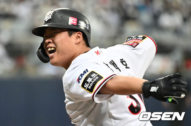 14일 오후 서울 고척스카이돔에서 KT 위즈와 두산 베어스의 2021시즌 KBO리그 한국시리즈 1차전이 열렸다.7회말 2사 2루에서 KT 강백호가 좌전 적시타를 치고 환호하고 있다. /sunday@osen.co.kr