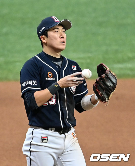 4회말 무사 1루에서 두산 허경민이 KT 유한준의 3루 강습 타구를 뒤로 빠뜨리며 아쉬워하고 있다. /jpnews@osen.co.kr