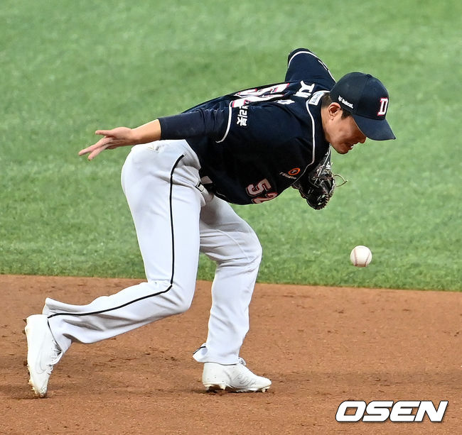 7회말 1사 2루에서 두산 김재호가 KT 조용호의 2루땅볼에 실책을 범하고 있다. /jpnews@osen.co.kr