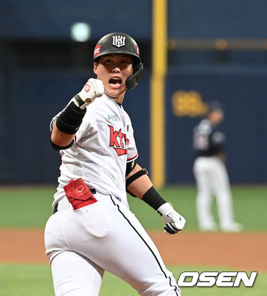 14일 오후 서울 고척스카이돔에서 KT 위즈와 두산 베어스의 2021시즌 KBO리그 한국시리즈 1차전이 열렸다.7회말 무사에서 KT 배정대가 좌월 솔로홈런을 치고 환호하고 있다. /sunday@osen.co.kr