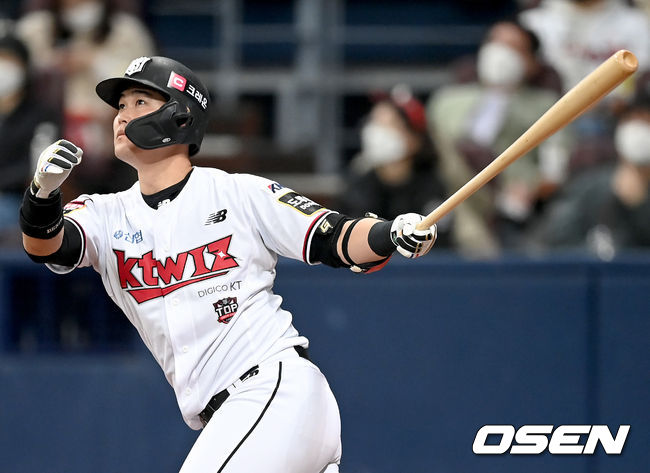 14일 오후 서울 고척스카이돔에서 KT 위즈와 두산 베어스의 2021시즌 KBO리그 한국시리즈 1차전이 열렸다.7회말 KT 선두타자 배정대가 솔로 홈런을 날리고 있다. 2021.11.14