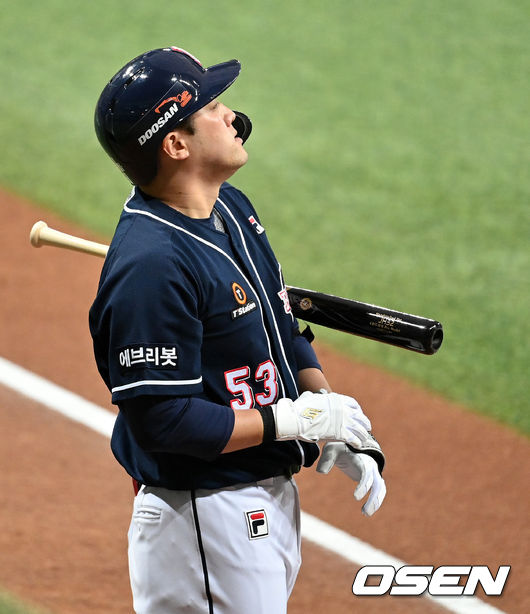 4회초 1사 2,3루에서 두산 양석환이 배트가 돌아가며 스트라이크 콜에 아쉬워하고 있다. 양석환은 삼진으로 물러났다. /jpnews@osen.co.kr