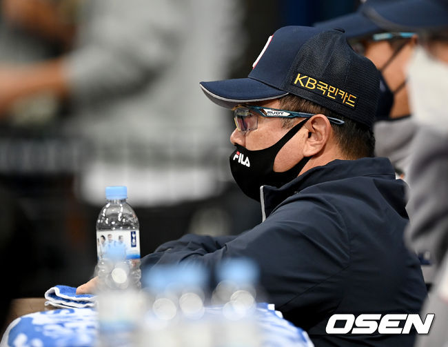 14일 오후 서울 고척스카이돔에서 KT 위즈와 두산 베어스의 2021시즌 KBO리그 한국시리즈 1차전이 열렸다.7회말 두산 김태형 감독이 경기를 지켜보고 있다. 2021.11.14 /ksl0919@osen.co.kr