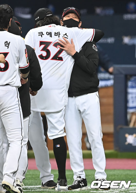 경기 종료 후 KT 이강철 감독과 쿠에바스가 기쁨을 나누고 있다. 2021.11.14 /ksl0919@osen.co.kr