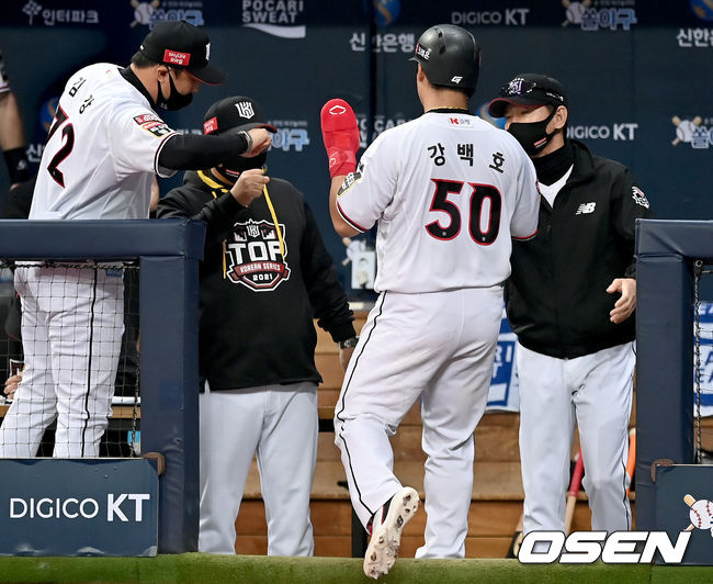 14일 오후 서울 고척스카이돔에서 KT 위즈와 두산 베어스의 2021시즌 KBO리그 한국시리즈 1차전이 열렸다.4회말 1사 2,3루에서 KT 장성우의 희생플라이 때  3루 주자 강백호가 득점을 올린 뒤 더그아웃에서 이강철 감독과 기쁨을 나누고 있다. 2021.11.14