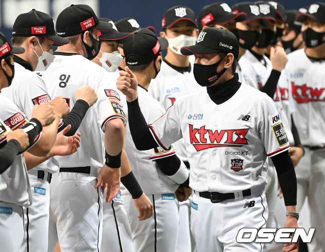 KT 위즈는 14일 서울 고척 스카이돔에서 열린 2021시즌 KBO리그 한국시리즈(7전 4선승제) 1차전 두산 베어스와의 경기에서 에서 4-2로 승리했다. 역대 한국시리즈에서 1차전 승리팀의 우승 확률은 73.7%나 된다. 38차례 중 28번을 우승했다.경기에 앞서 KT 이강철 감독이 식전행사를 하고 있다. /sunday@osen.co.kr