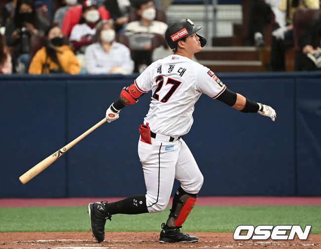 14일 오후 서울 고척스카이돔에서 KT 위즈와 두산 베어스의 2021시즌 KBO리그 한국시리즈 1차전이 열렸다.7회말 무사에서 KT 배정대가 좌월 솔로홈런을 치고 있다. 2021.11.14