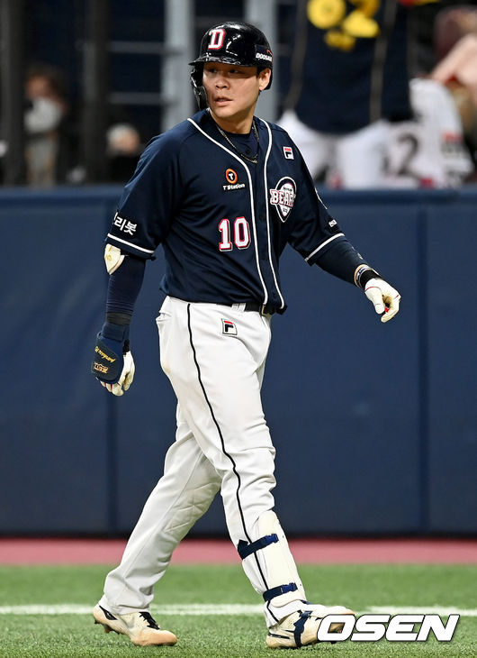 14일 오후 서울 고척스카이돔에서 KT 위즈와 두산 베어스의 2021시즌 KBO리그 한국시리즈 1차전이 열렸다.KT는 14일 서울 고척돔에서 열린 2021 한국시리즈 두산과 1차전에서 4-1로 승리, 기선 제압에 성공했다.9회초 1사 두산 박세혁의 뜬공 때 KT 황재균이 타구를 놓쳤지만 1루로 향하지 않고 아웃, 아쉬워하고 있다. 2021.11.14 /ksl0919@osen.co.kr