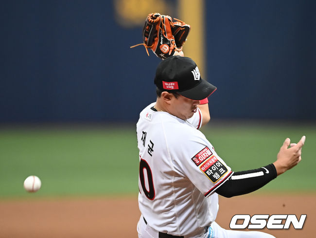 14일 오후 서울 고척스카이돔에서 KT 위즈와 두산 베어스의 2021시즌 KBO리그 한국시리즈 1차전이 열렸다.9회초 1사 KT 3루수 황재균이 두산 박세혁의 내야 뜬공 타구를 놓치고 있다. 2021.11.14 /ksl0919@osen.co.kr