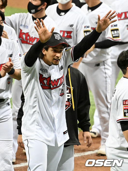 경기를 마치고 KT 쿠에바스가 승리를 기뻐하고 있다./jpnews@osen.co.kr