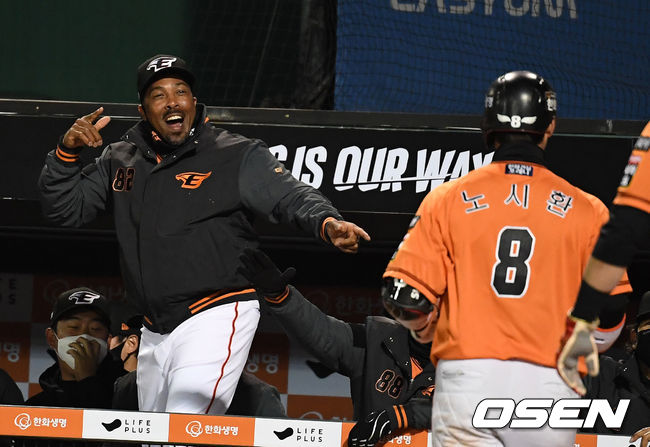 한화 워싱턴 코치(왼쪽)가 홈런을 치고 온 노시환을 보며 기뻐하고 있다. /OSEN DB