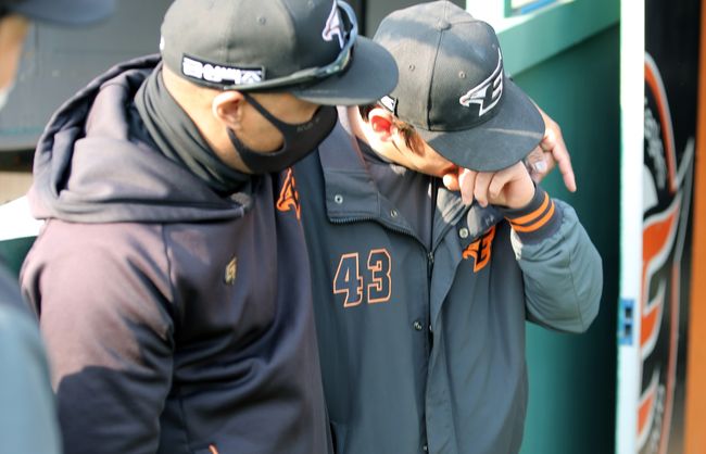 한화 정은원(오른쪽)이 조니 워싱턴 코치와 마지막 인사를 나누며 눈물을 훔치고 있다. /한화 이글스 제공