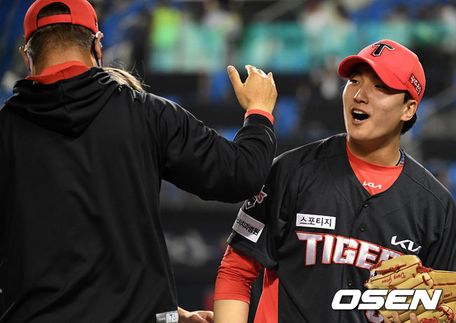 KIA 타이거즈 마무리 투수 정해영이 세이브를 올리고 기뻐하고 있다./OSEN DB